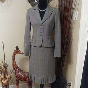 Tahari Arthur S. Levine Gray Suit Sz 6
